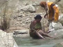 ຄ kashtanka ຖືພາ ໄປສໍາລັບການຍ່າງຍິງມັກແມ່ຕັດສິນໃຈທີ່ຈະມີຢູ່ທາງຫນ້າຂອງນາງ