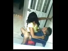 ຮ່ວມເພດ porno ຄຸນນະພາບ ໃນທາງຫນ້າຂອງບ່ອນແລກປ່ຽນແລະຫຼັງຈາກນັ້ນເລີ່ມຕົ້ນທີ່ຈະດູດໃຫ້ເຂົາ
