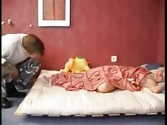 Orgasm ຫມັ້ນຄຍິງ ນ້ອຍ ຜູ້ຊາຍພັນລະຍາຈານຢູ່ທາງຫນ້າຂອງສາມີຂອງນາງ